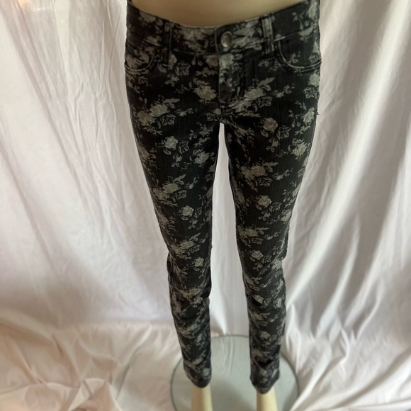 Flattering fit. Skinny jeans with floral print. Excellent condition. Size 4. - Picture 14 of 14